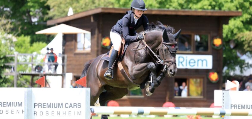 Sophie Hinners gewinnt Samstags-Hauptspringen bei der Pferd International